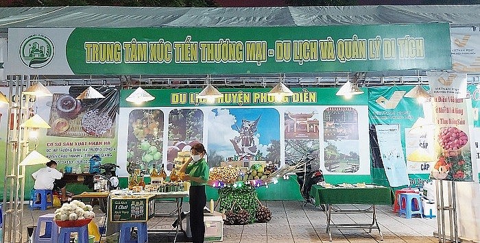 Các gian hàng trưng bày của những hợp tác xã, tổ hợp tác và nông dân trên địa bàn huyện