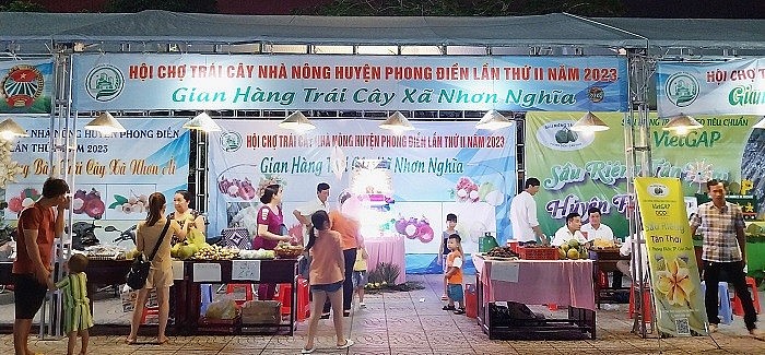 Người dân tham quan, mua sắm